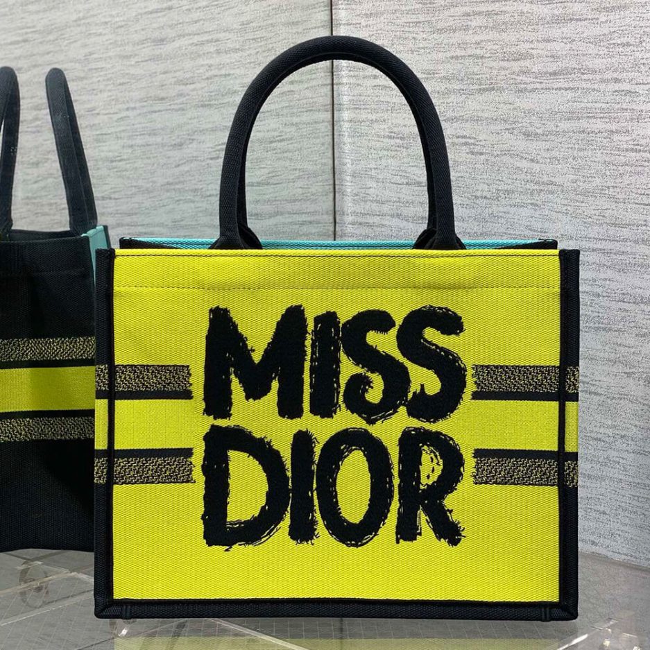 medium D*or book tote